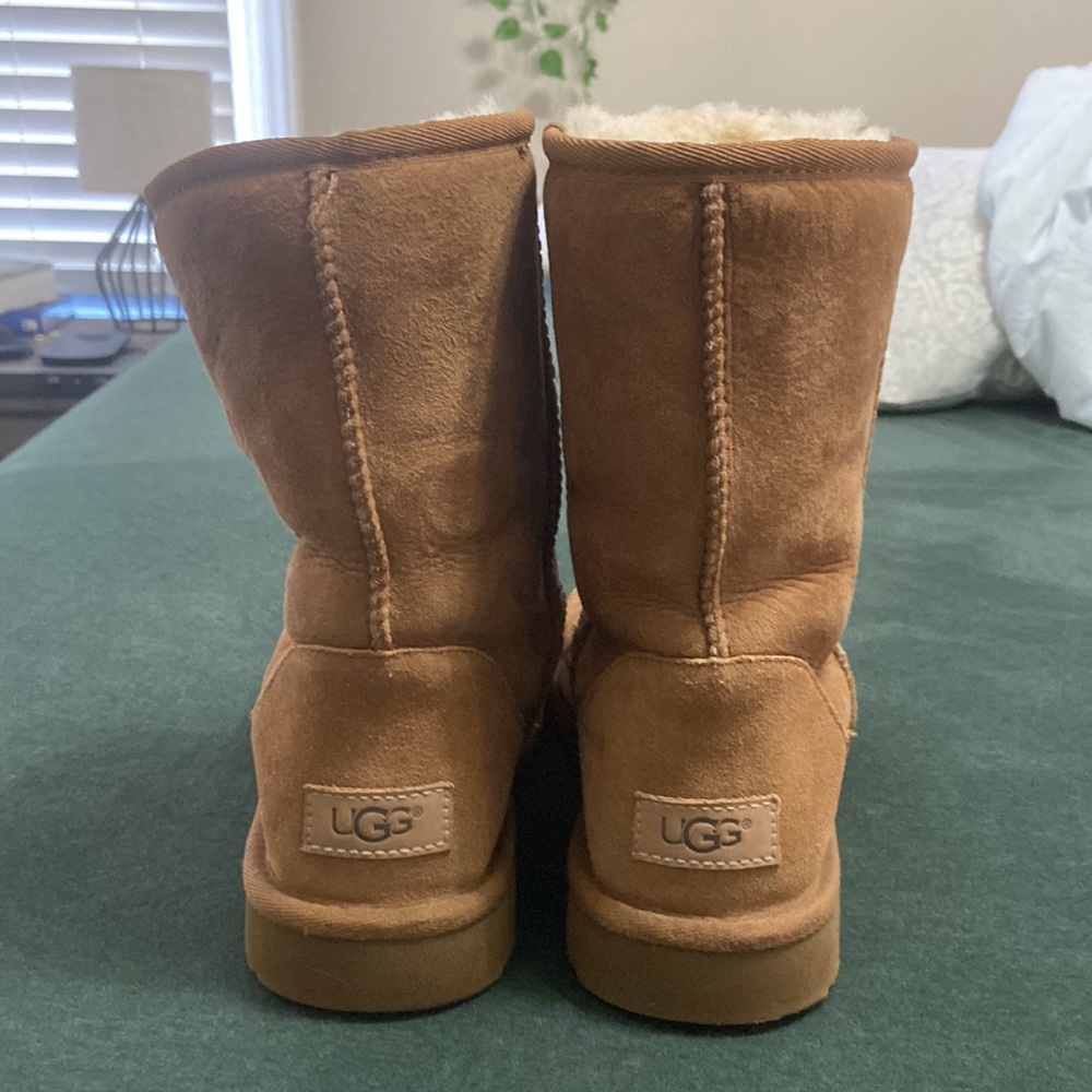 UGG - Picture 2 of 7
